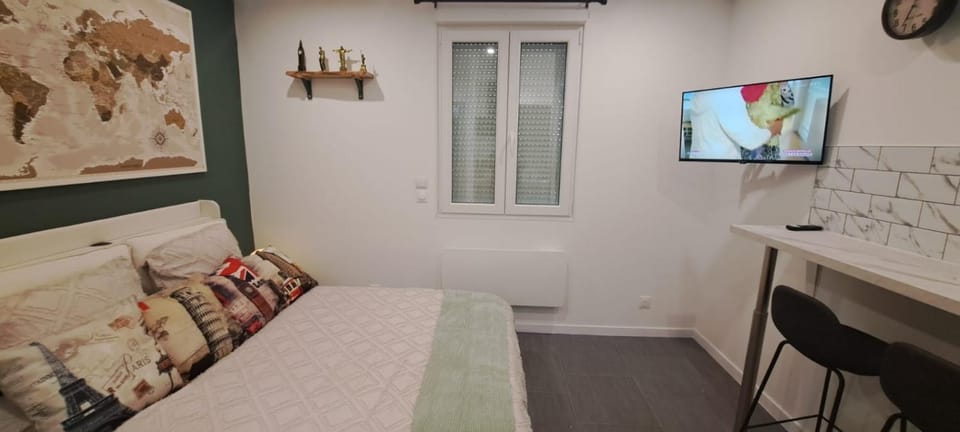 Bed, TV and multimedia, Photo of the whole room, Seating area