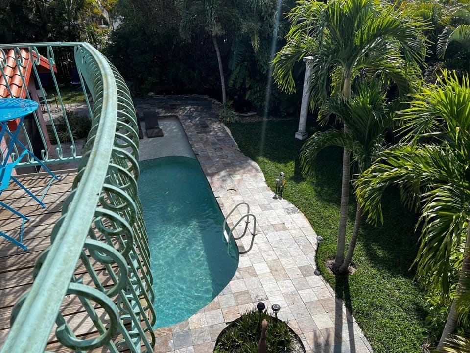 Tree Top Retreat! Private & close to 5th Ave! Apartment in East Naples