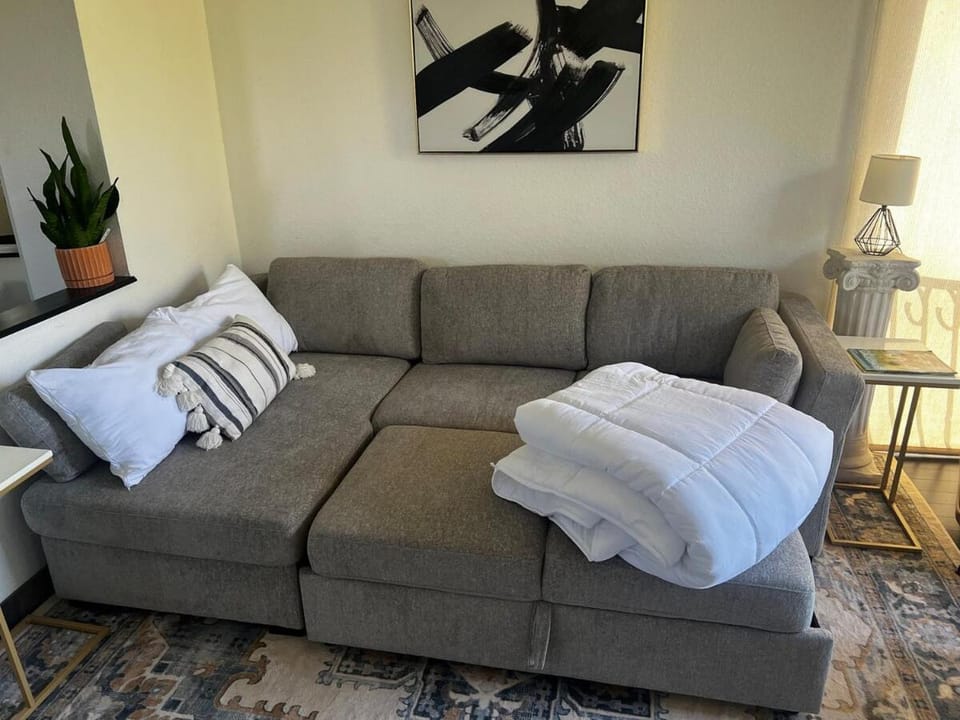 Tree Top Retreat! Private & close to 5th Ave! Apartment in East Naples