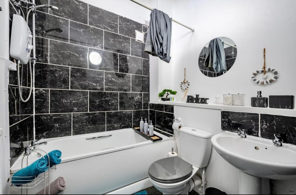 Shower, Toilet, Bathroom, Bath, towels