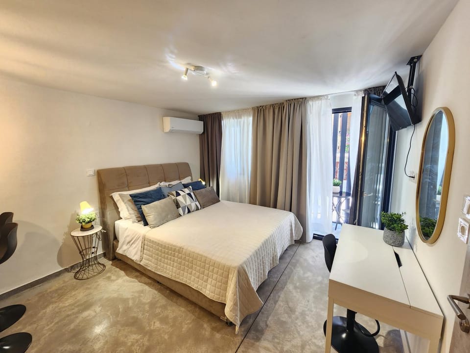 TV and multimedia, Photo of the whole room, Bedroom, air conditioner