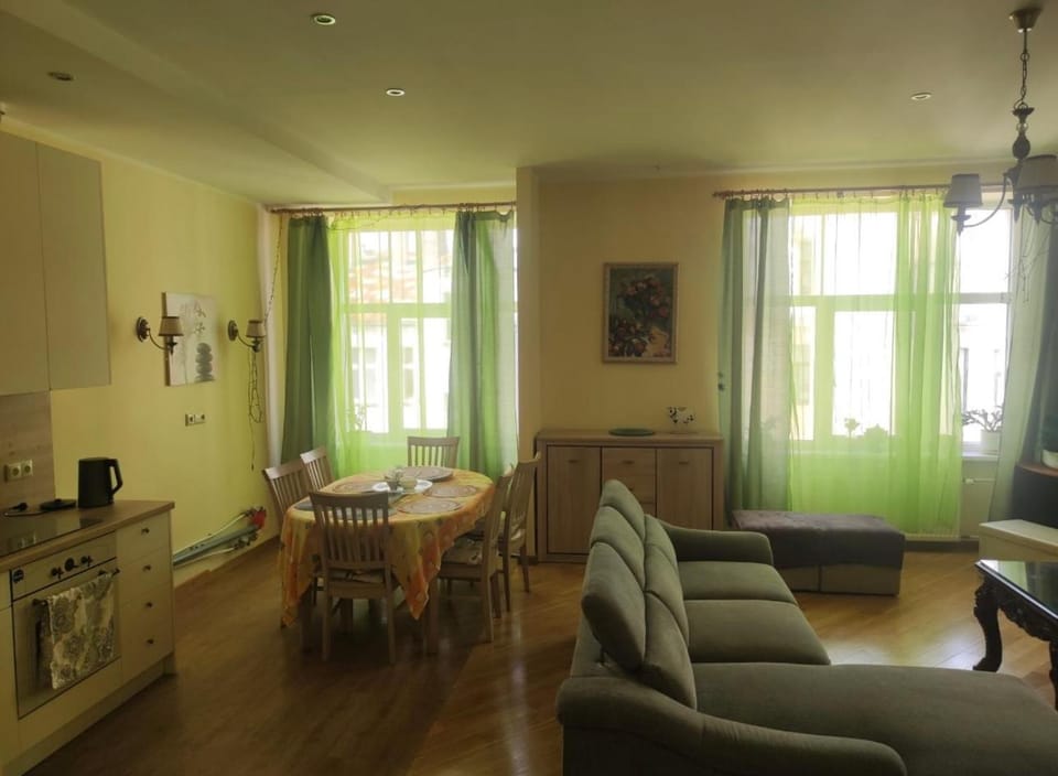 Kitchen or kitchenette, Seating area, Dining area
