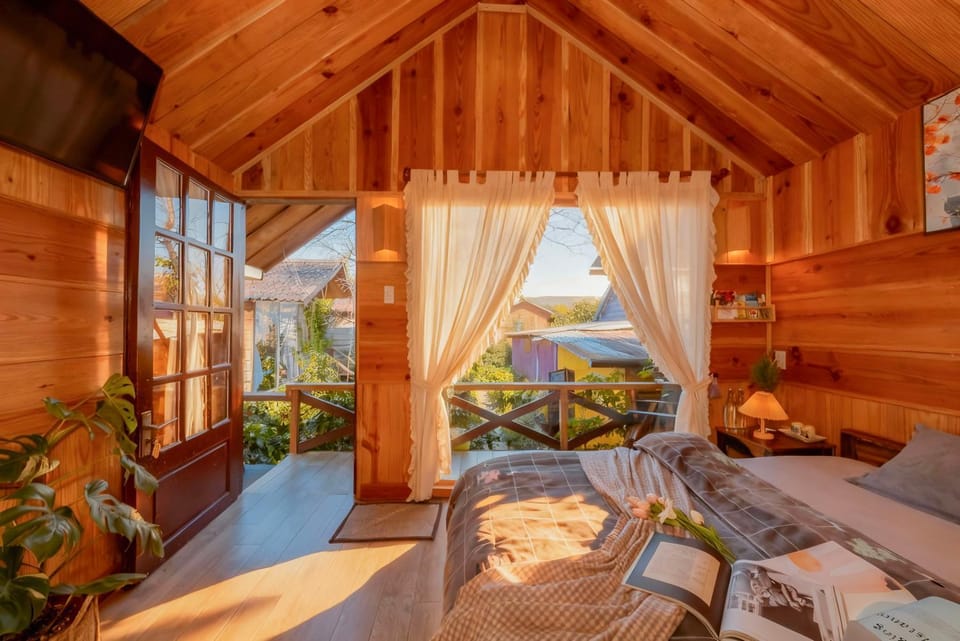 Bed, TV and multimedia, View (from property/room), Balcony/Terrace, Photo of the whole room