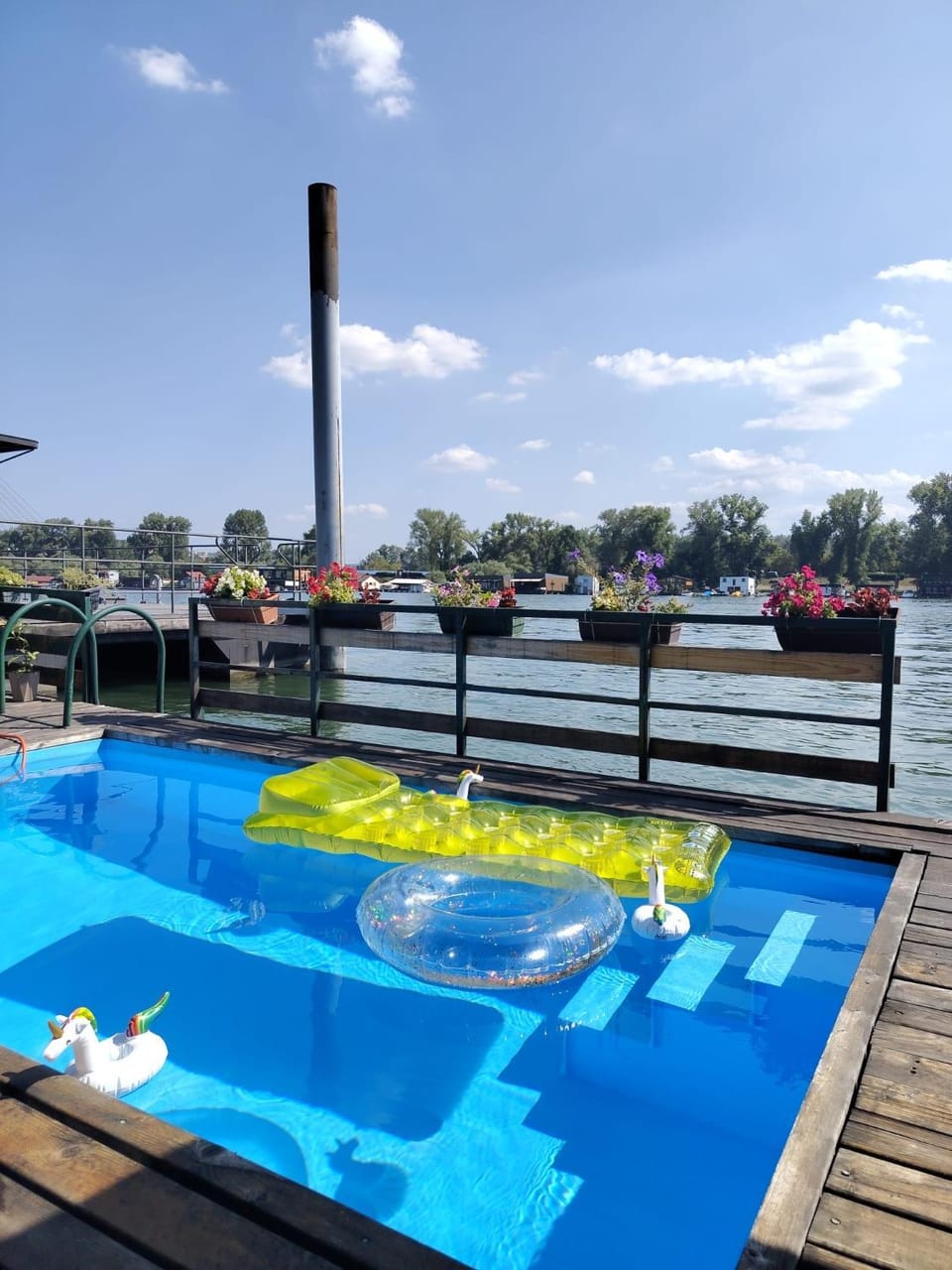 Splav na Savi KALIVARIJA Villa in Belgrade