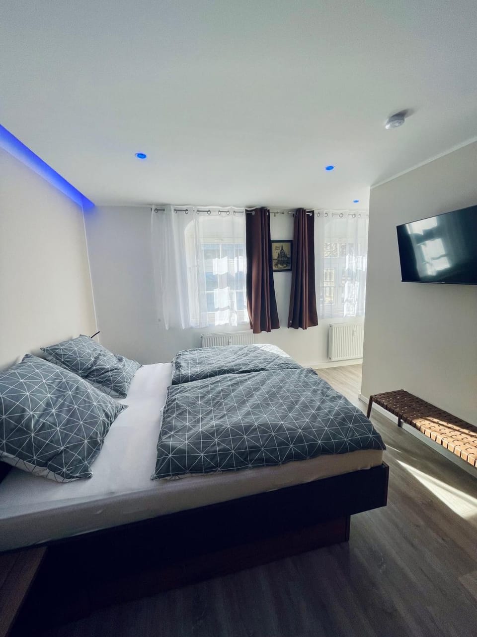 Photo of the whole room, Bedroom