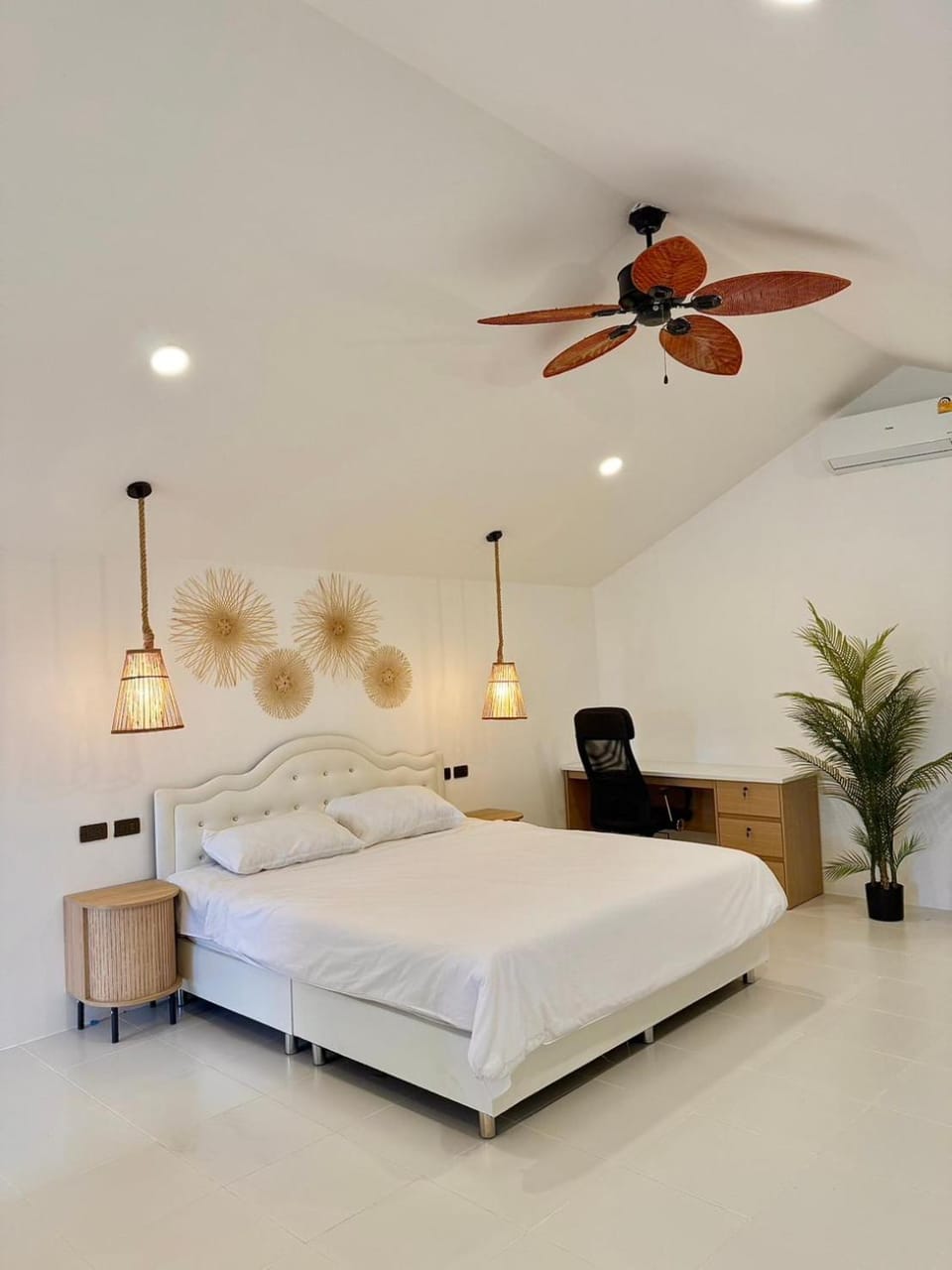 Photo of the whole room, Bedroom