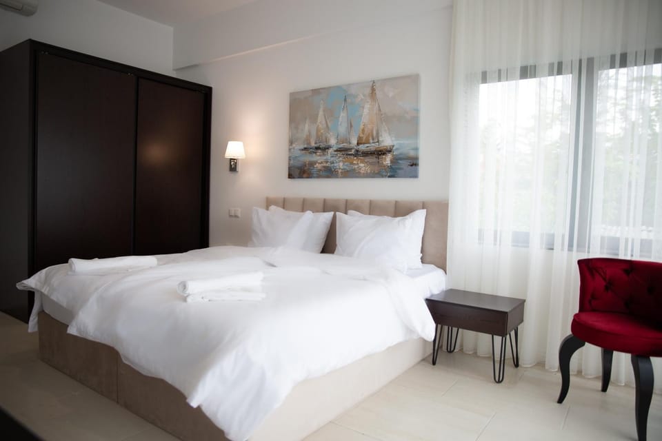 Bed, Photo of the whole room, wardrobe