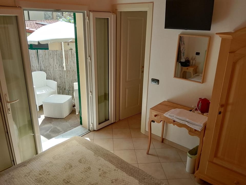 Bed, Photo of the whole room, Seating area, Bedroom