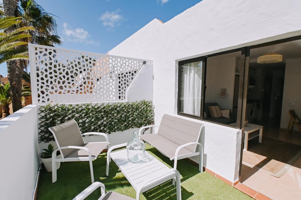 Patio, Day, Balcony/Terrace, Living room, Seating area, sunbed