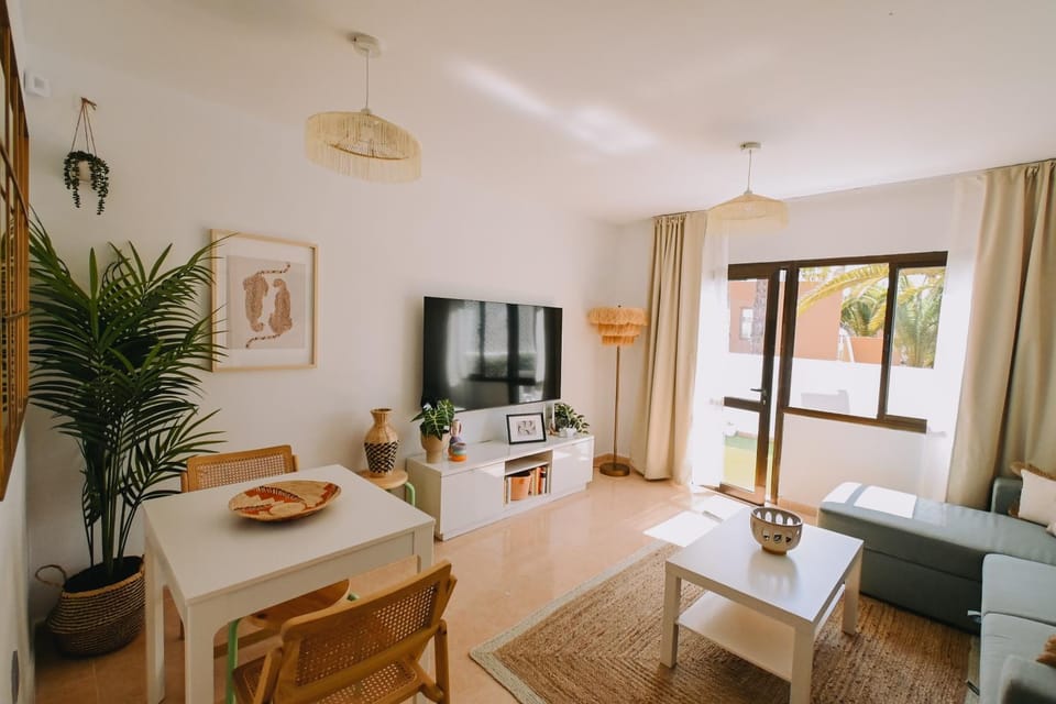 Communal lounge/ TV room, TV and multimedia, Living room, Seating area, Dining area