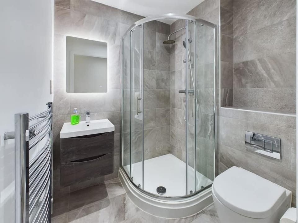 3 BR Penthouse with Spacious Terrace City Center Apartment in Belfast