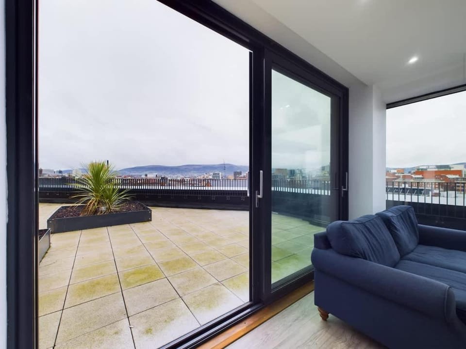 3 BR Penthouse with Spacious Terrace City Center Apartment in Belfast