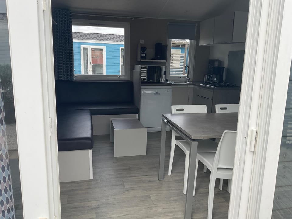 Kitchen or kitchenette, Living room, Dining area