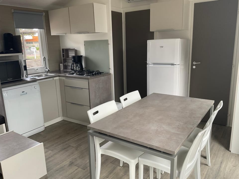 Kitchen or kitchenette, Dining area, dishwasher