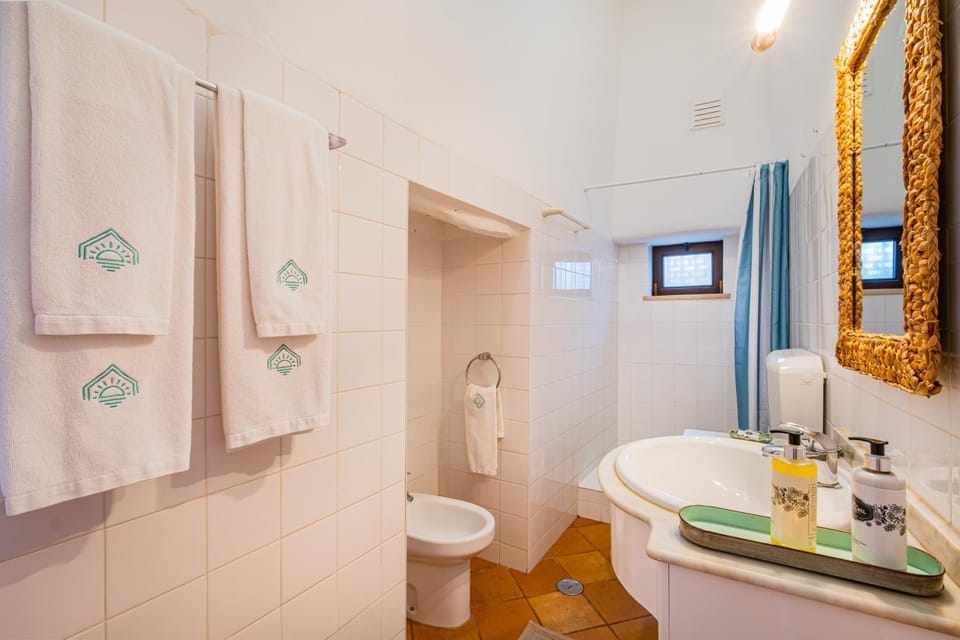 Shower, Toilet, Bathroom, bidet, towels