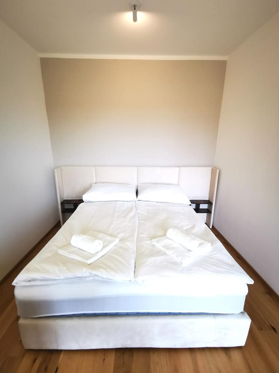 free private Parking, central location, Nuslesky Pivovar sunset balcony home, Apartment in Prague