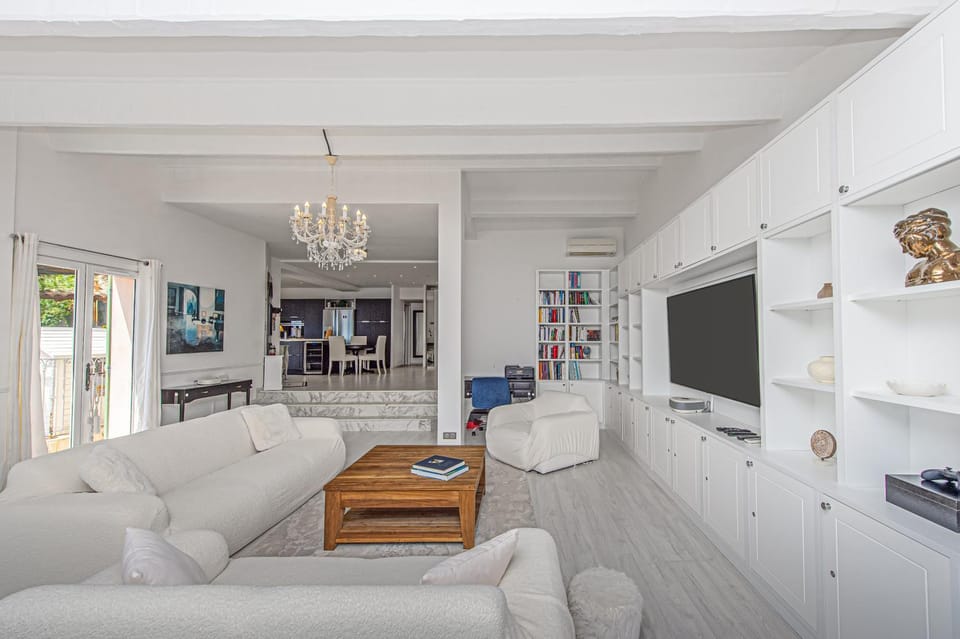 Villa with Panoramic Sea View & Private Pool Roquebrune-Cap-Martin & Monaco Villa in Roquebrune-Cap-Martin