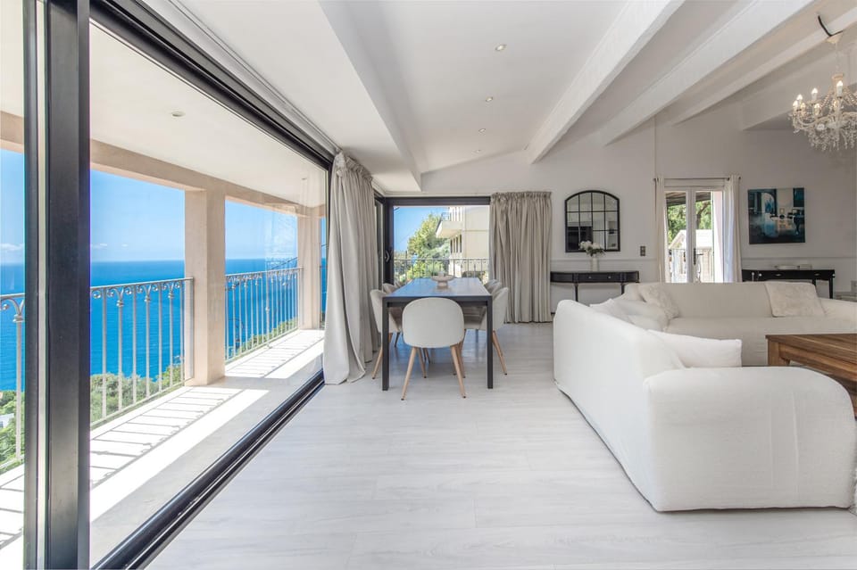 Villa with Panoramic Sea View & Private Pool Roquebrune-Cap-Martin & Monaco Villa in Roquebrune-Cap-Martin