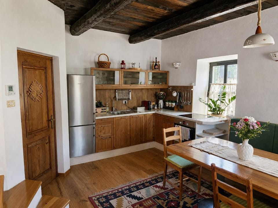 Kitchen or kitchenette, Dining area