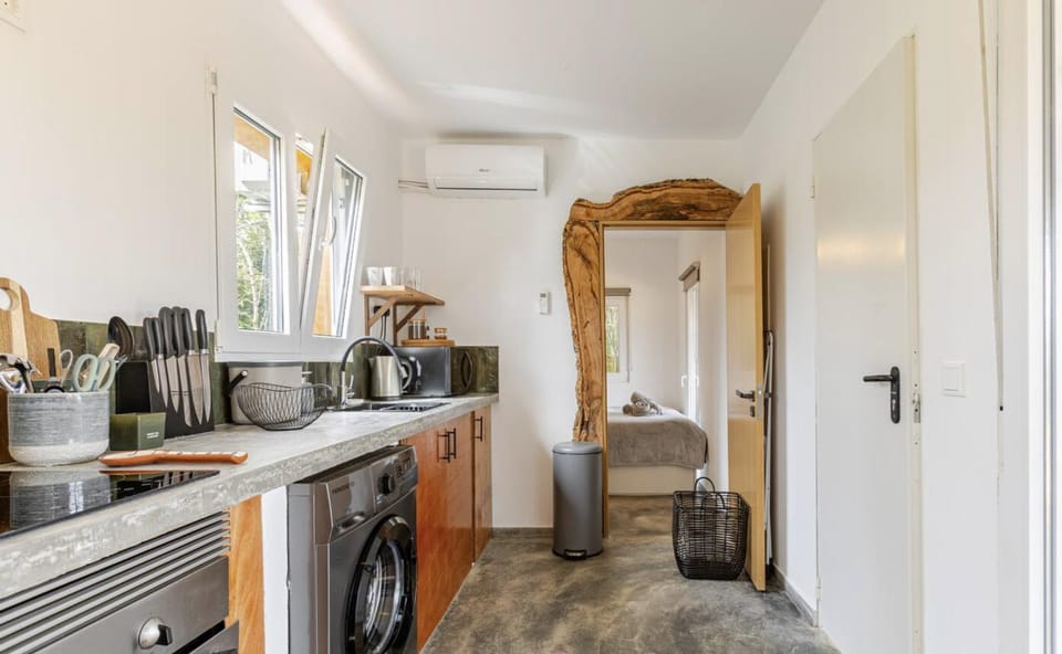 Photo of the whole room, air conditioner