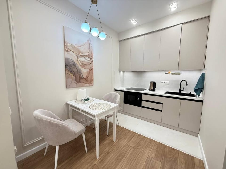 Kitchen or kitchenette, Dining area
