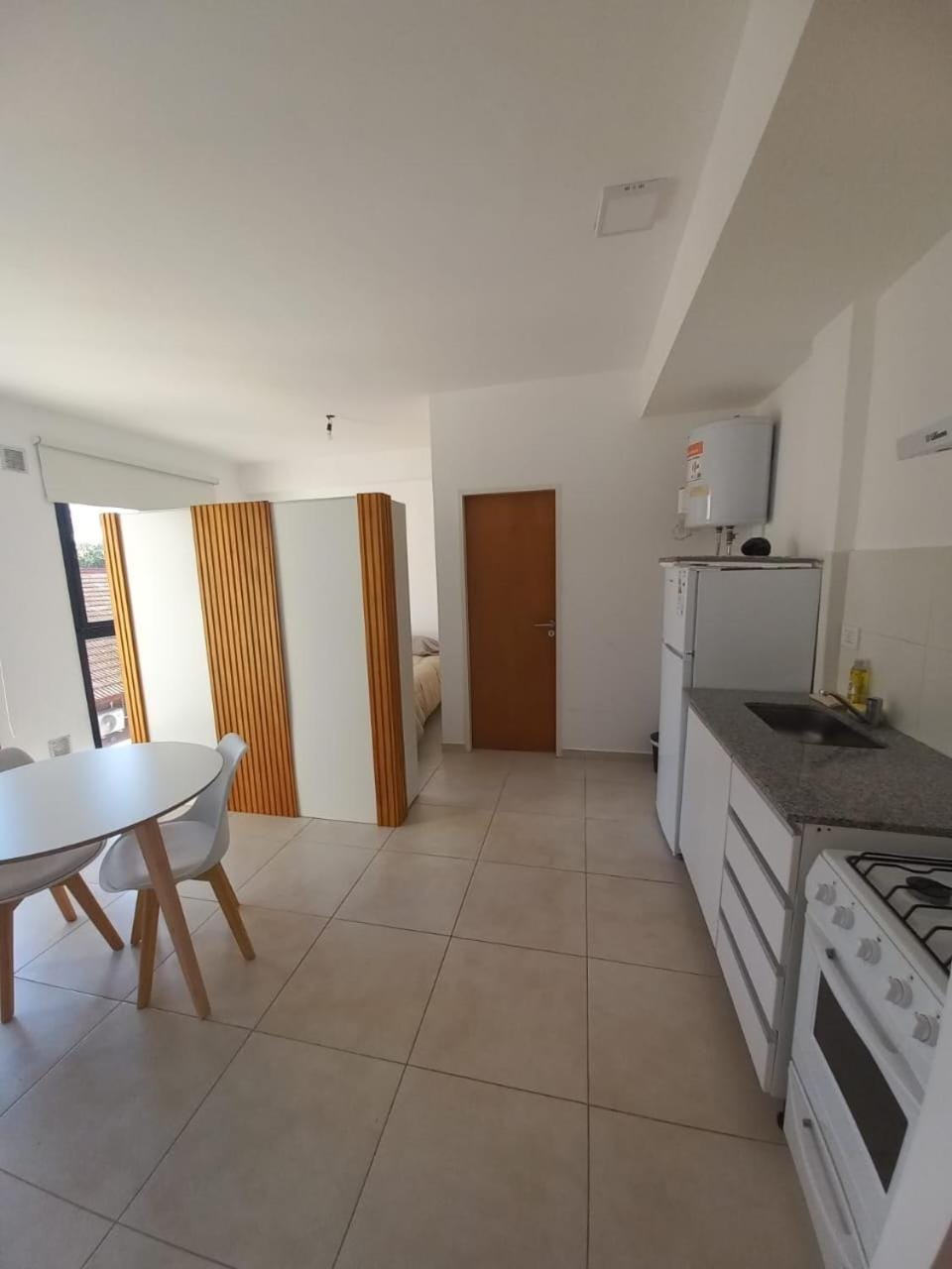 Kitchen or kitchenette, Dining area, oven