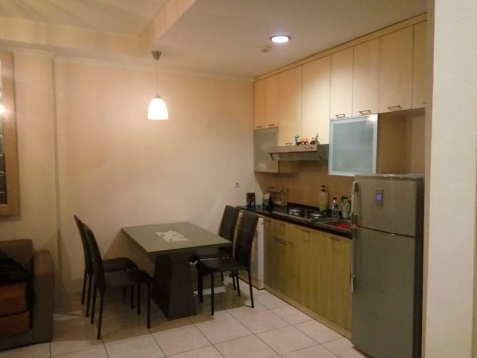 Coffee/tea facilities, Kitchen or kitchenette, Dining area, dishwasher, stove