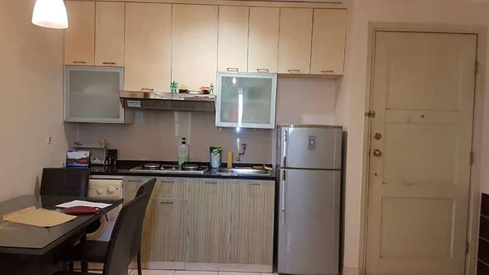 Kitchen or kitchenette, Dining area, stove