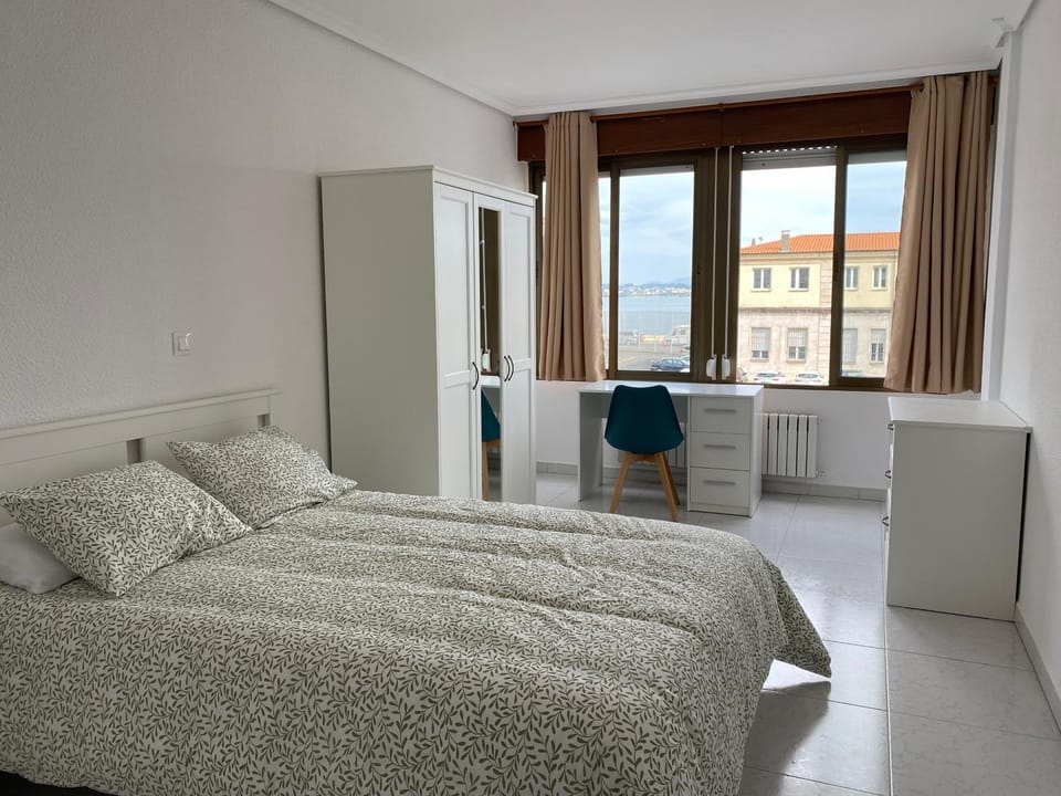 Bed, Photo of the whole room, Seating area, Bedroom