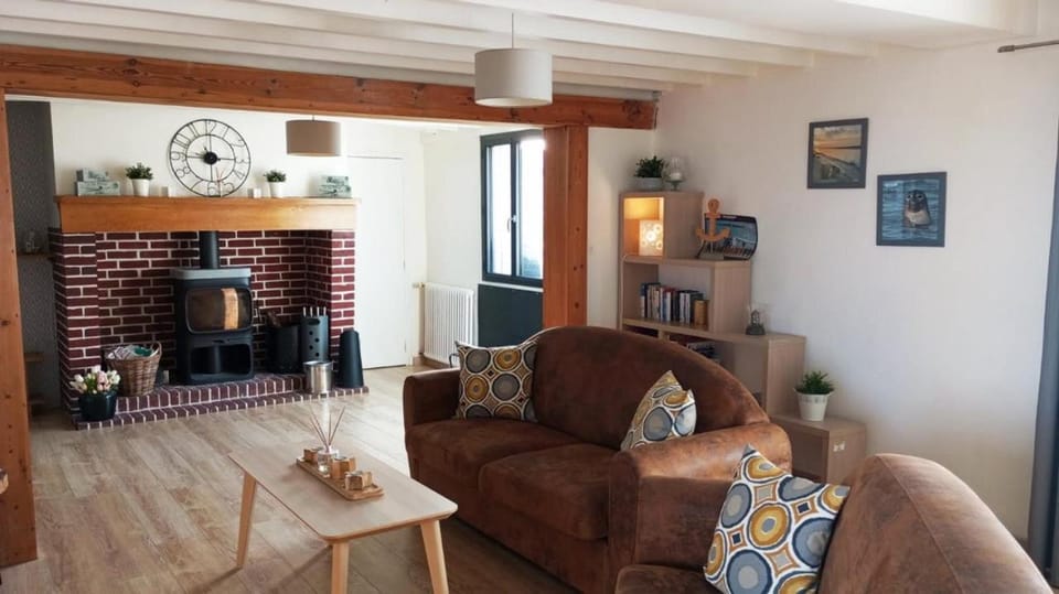 Communal lounge/ TV room, Seating area, fireplace, internet