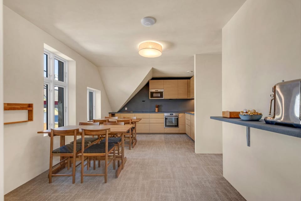 Coffee/tea facilities, Kitchen or kitchenette, Living room, Seating area, Dining area, Communal kitchen, stove, Internal: Not applicable to any particular room