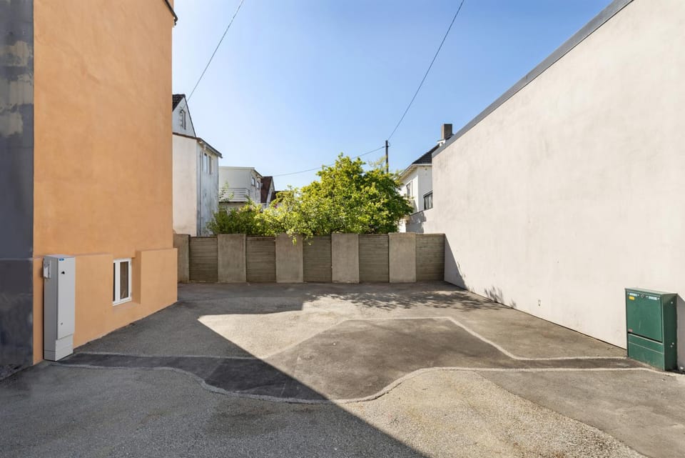 Inner courtyard view, Parking