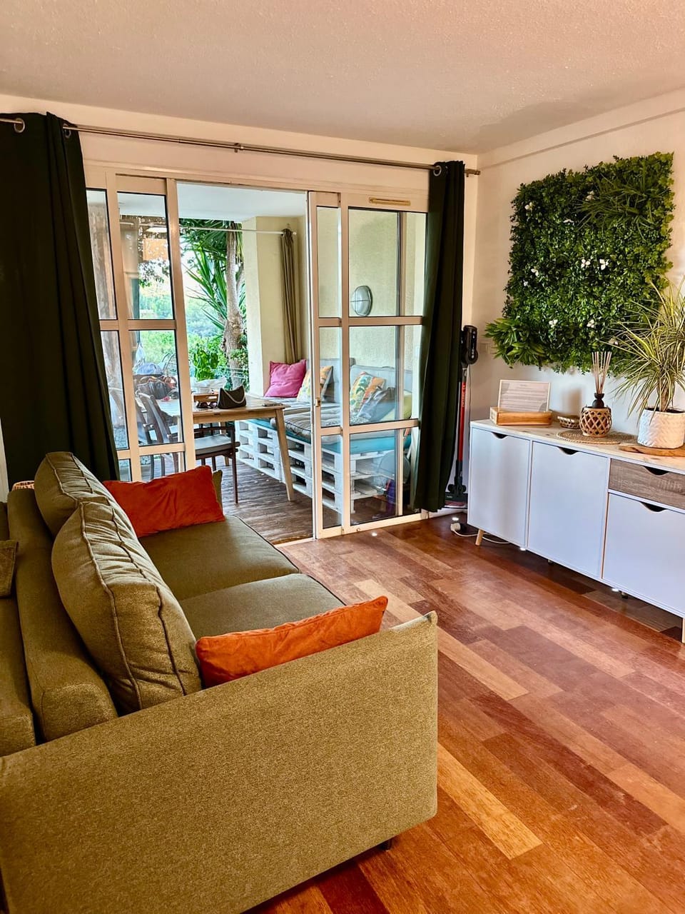 Bed, Living room, air conditioner