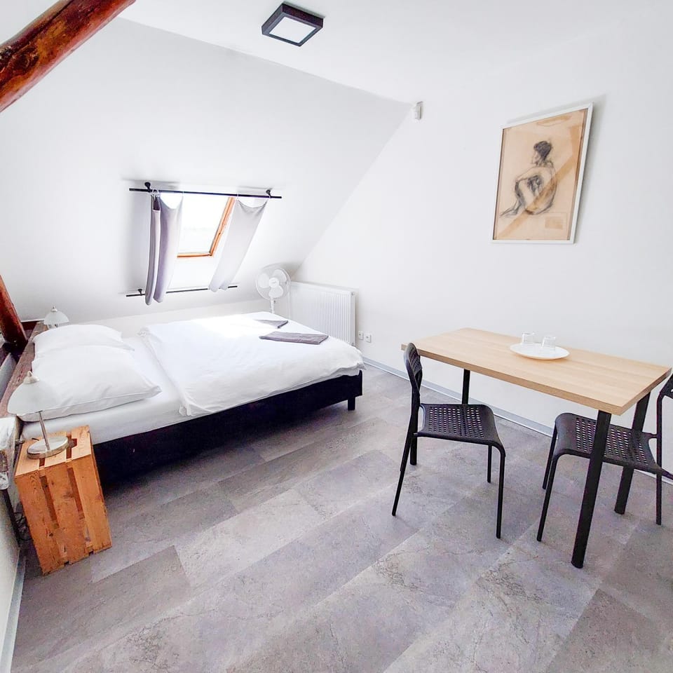 Bed, Photo of the whole room, Seating area, Bedroom