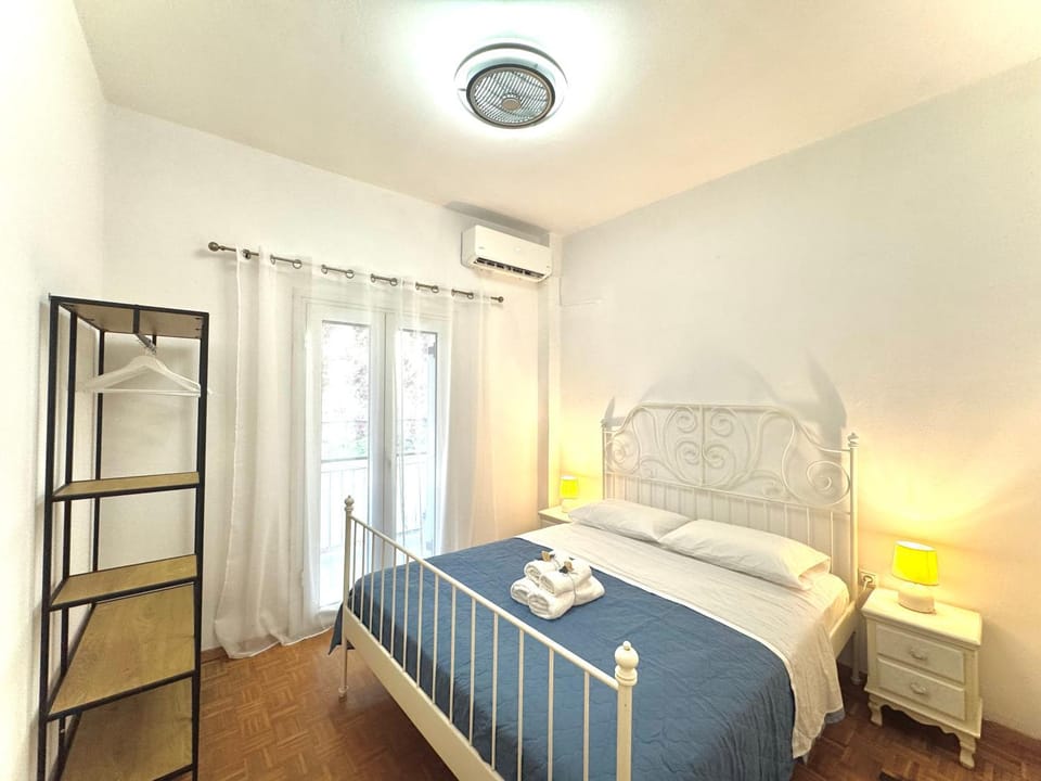 Bed, Bedroom, towels, air conditioner