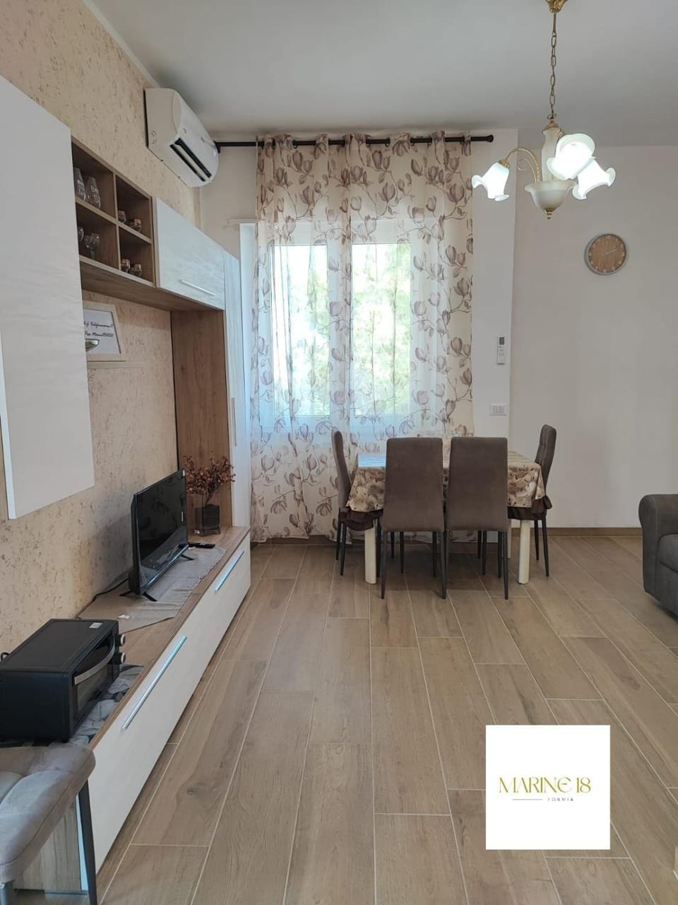 TV and multimedia, Living room, Seating area, Dining area