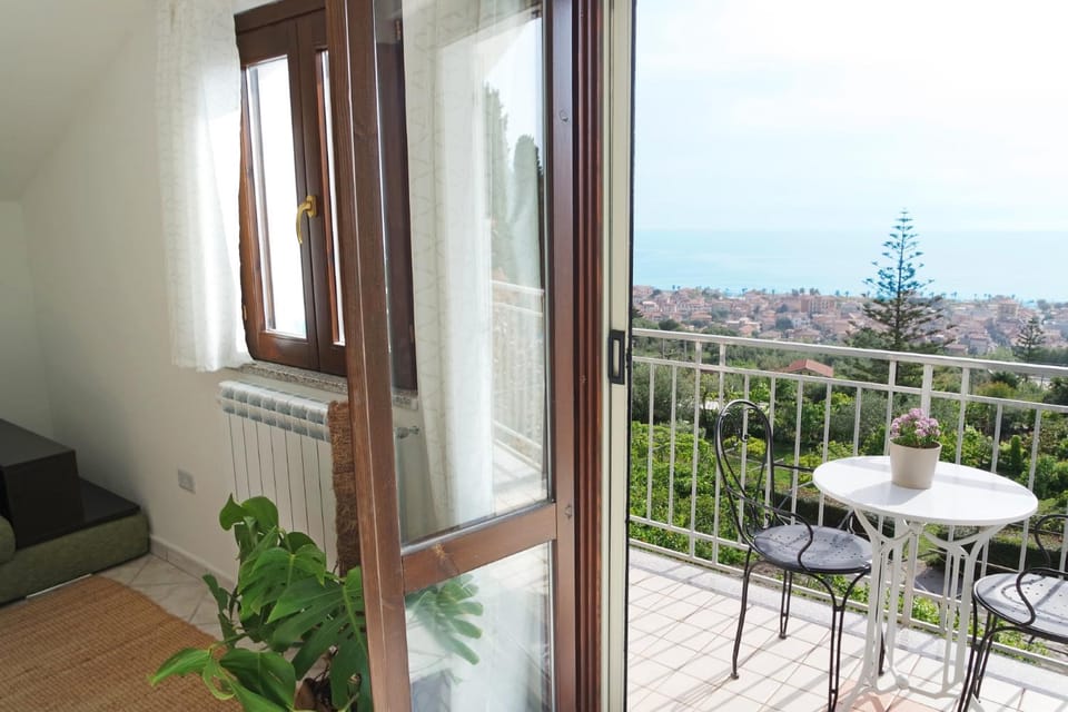 City view, Sea view