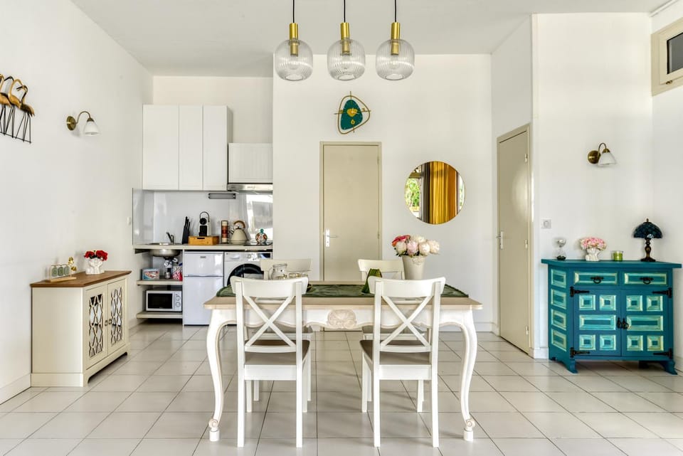 Kitchen or kitchenette, Dining area