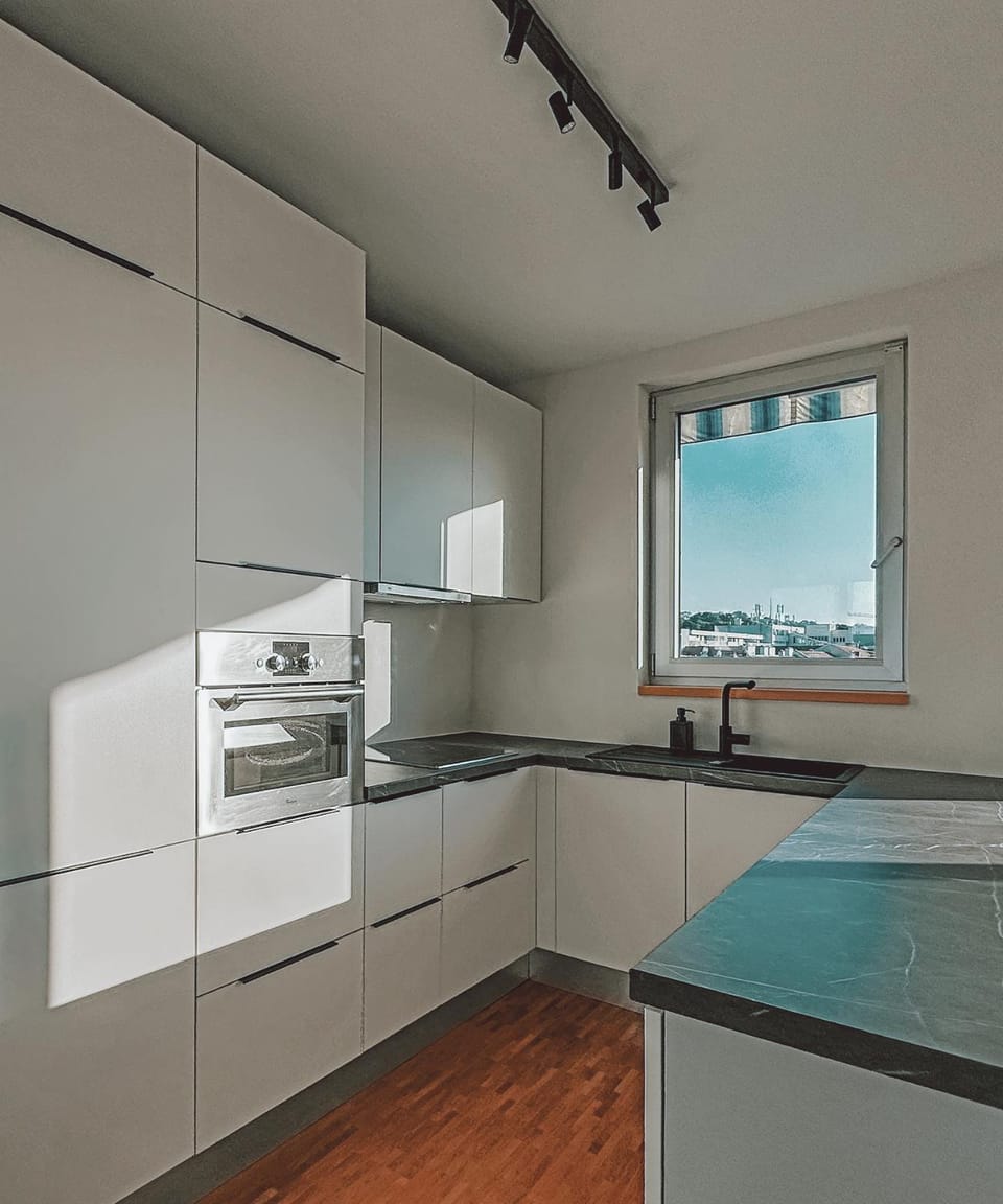 Kitchen or kitchenette, oven, kitchen