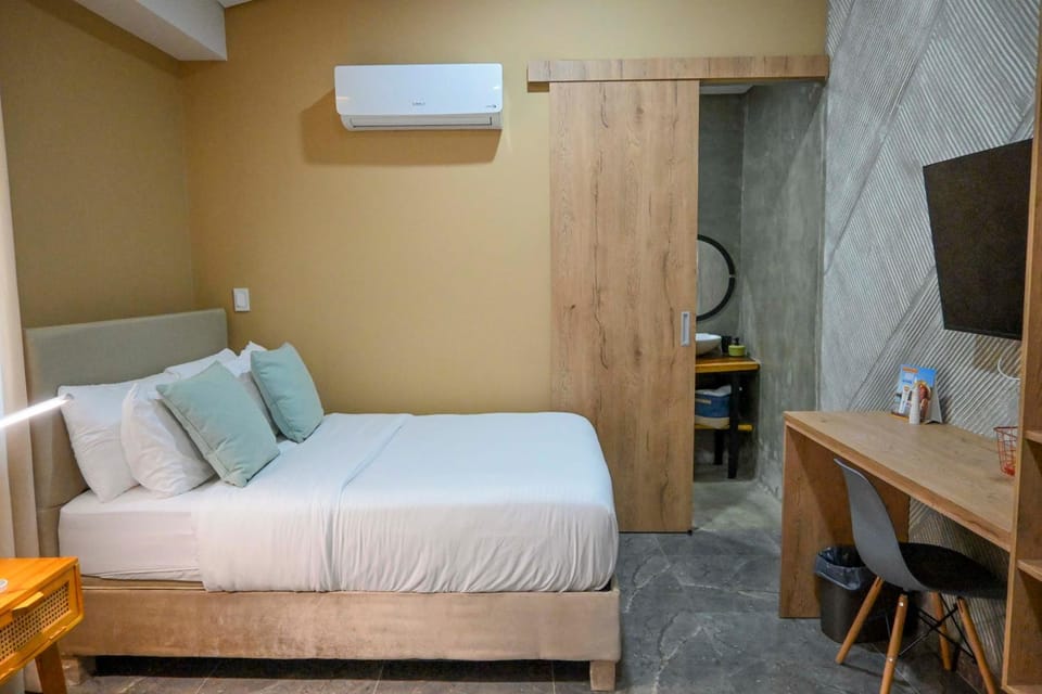 Bed, TV and multimedia, air conditioner
