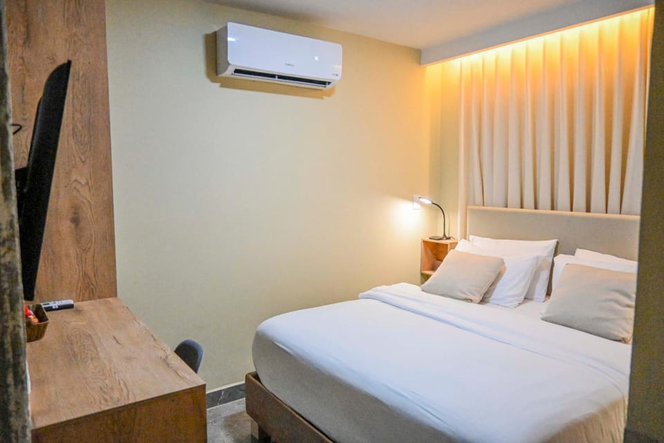 Bed, TV and multimedia, Photo of the whole room, air conditioner