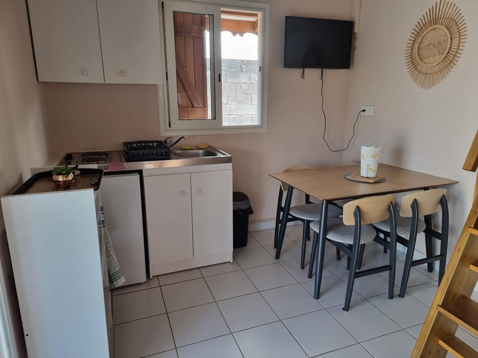 TV and multimedia, Kitchen or kitchenette, Dining area, oven, stove