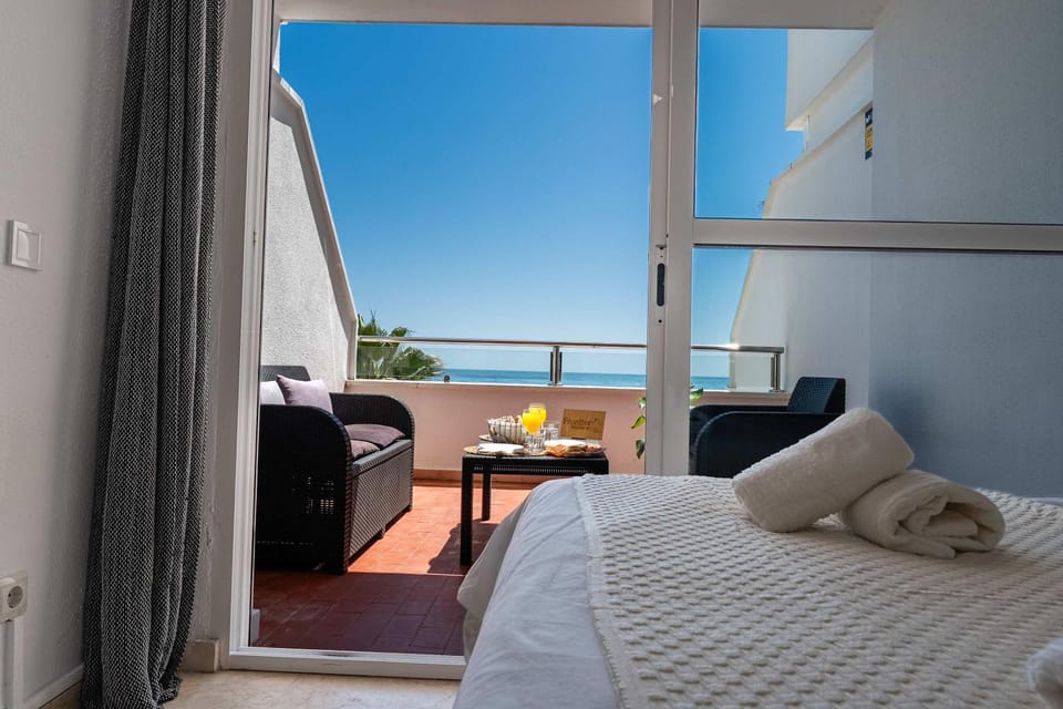 Bed, Natural landscape, View (from property/room), Balcony/Terrace, Living room, Seating area, Bedroom, Sea view, towels