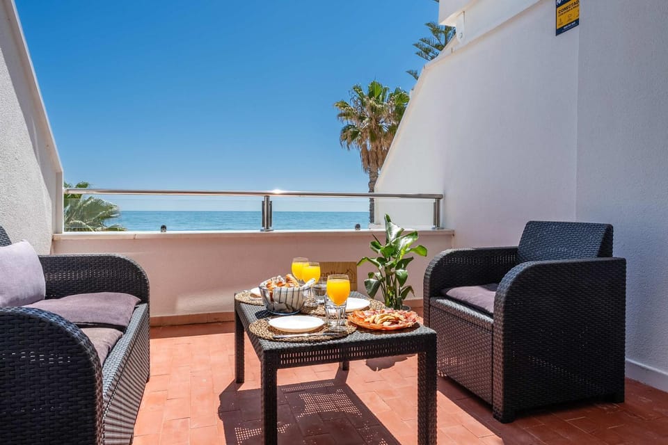 Natural landscape, View (from property/room), Balcony/Terrace, Seating area, Dining area, Sea view