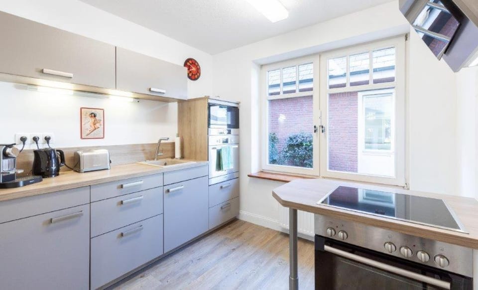 Coffee/tea facilities, Kitchen or kitchenette, dishwasher, oven, stove, toaster