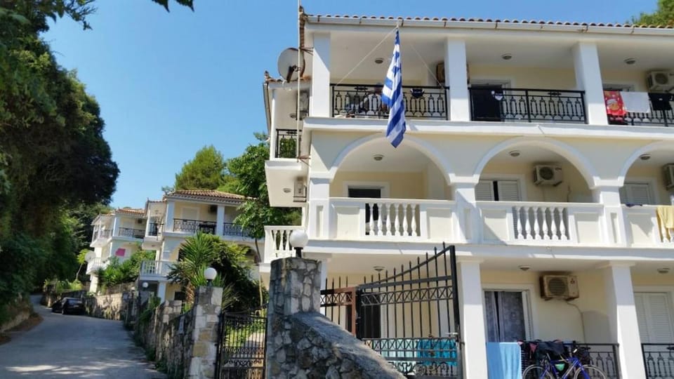 Property building, Neighbourhood, Balcony/Terrace, Street view