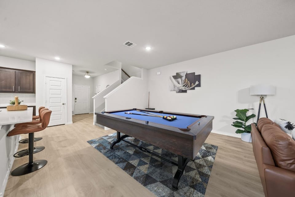 Billiard, Game Room, Living room, Seating area