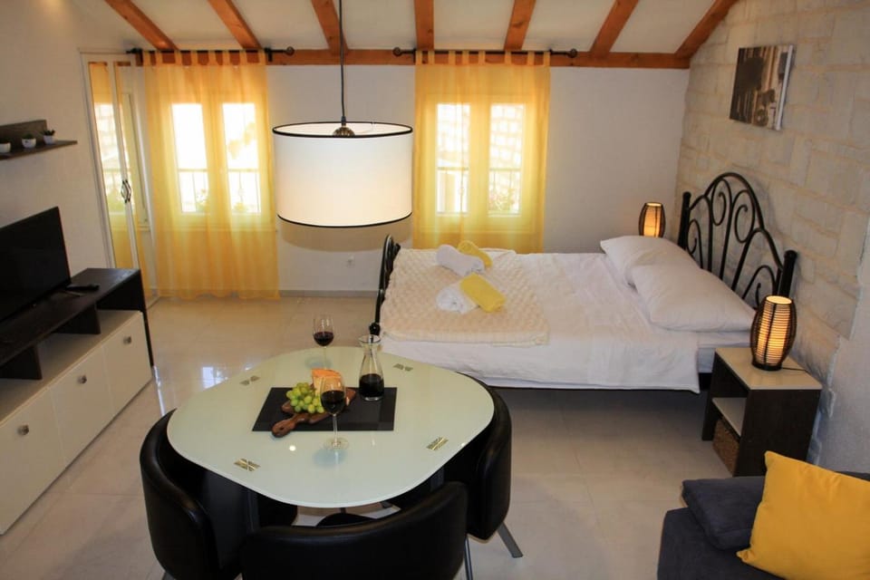 Bed, TV and multimedia, Photo of the whole room, Dining area, Bedroom