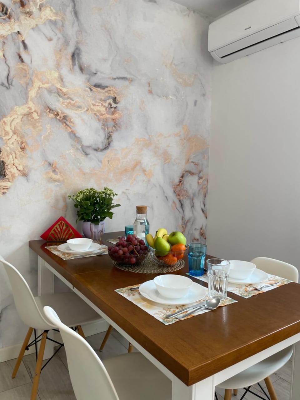 Food and drinks, Dining area, Food, air conditioner