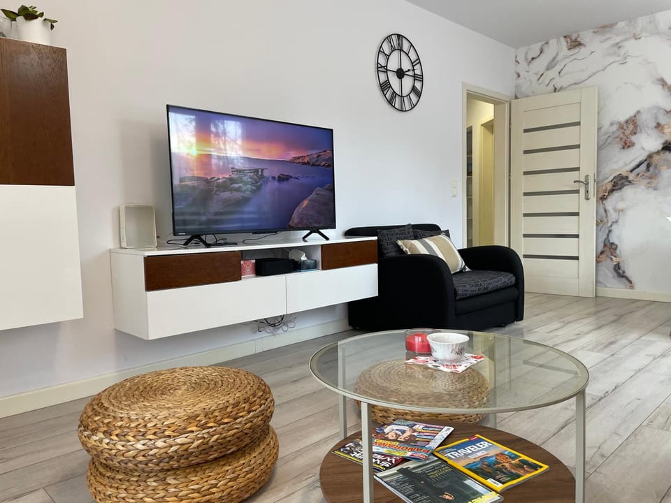TV and multimedia, Living room, Seating area, Evening entertainment